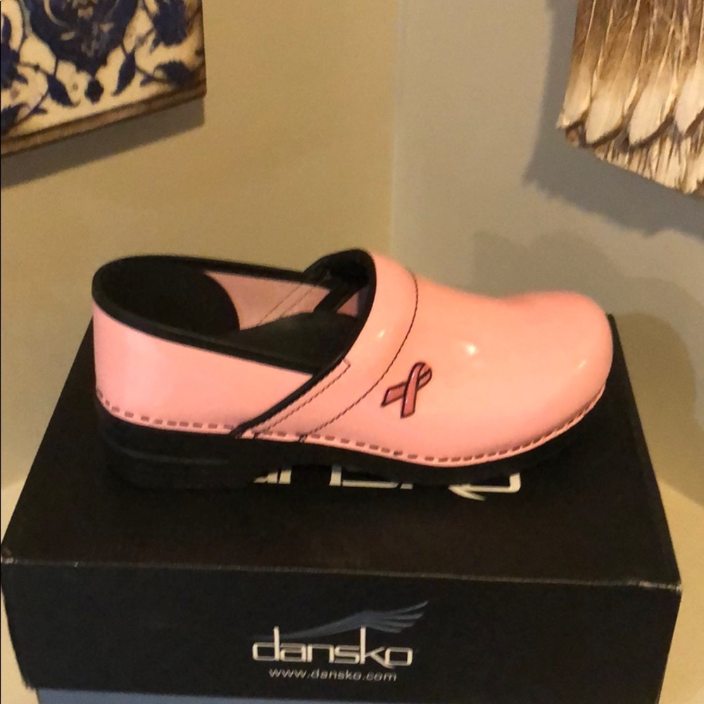 DANSKO A tribute to breast cancer survivors 🌸💗🌸